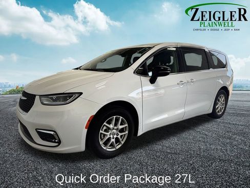 Used 2024 Chrysler Pacifica Touring-L FWD image 2