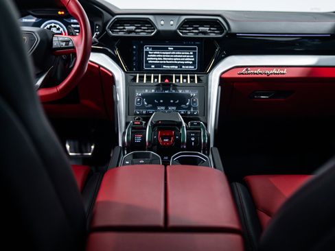 Used 2021 Lamborghini Urus image 22