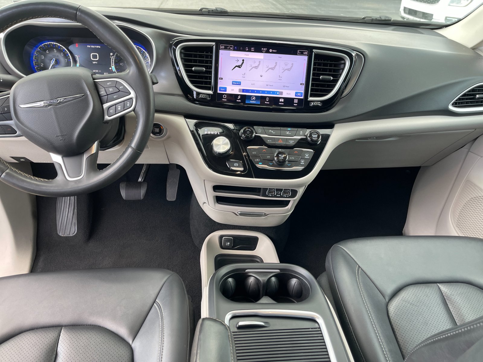 Used 2024 Chrysler Pacifica Touring-L FWD image 16
