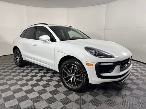 Certified 2025 Porsche Macan image 7