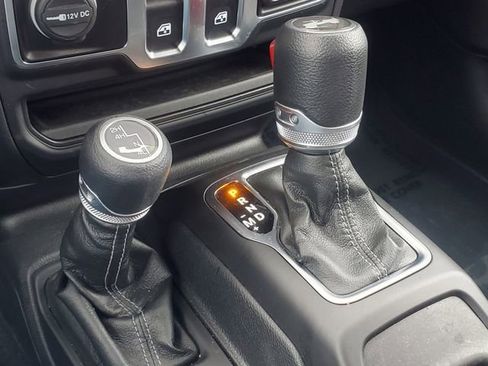 Used 2025 Jeep Wrangler Sport image 27