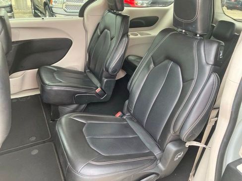 Certified 2023 Chrysler Pacifica Touring-L FWD image 21