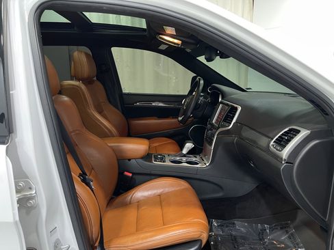 Used 2016 Jeep Grand Cherokee SRT image 32