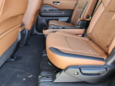 Used 2025 Nissan Pathfinder Platinum image 10