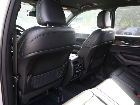 Used 2025 Jeep Grand Cherokee Limited w/ Black Appearance Package RWD image 17