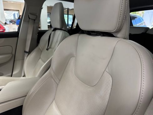 Used 2023 Volvo XC60 T8 Ultimate w/ Climate Package AWD/4WD image 4