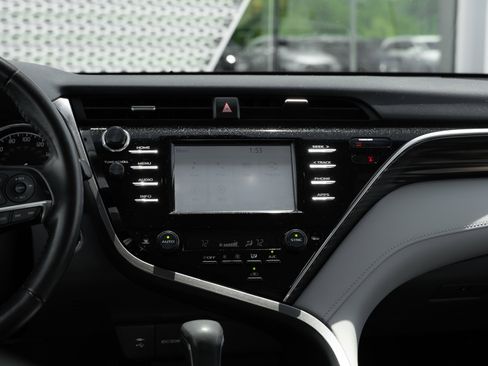 Used 2018 Toyota Camry XLE FWD image 12