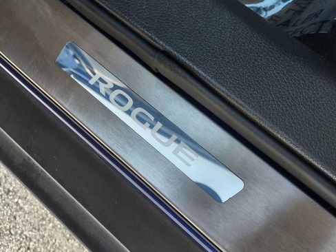 Used 2019 Nissan Rogue SV w/ Premium Package image 15