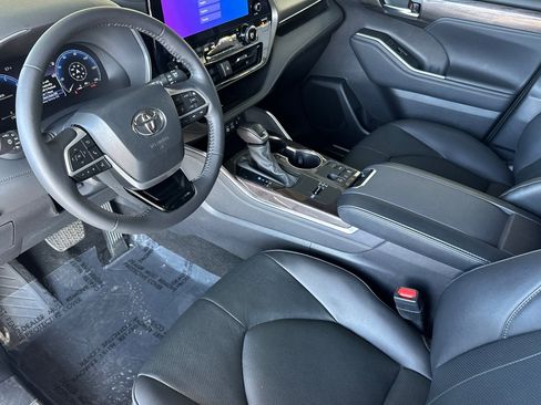 Used 2024 Toyota Highlander Limited image 11