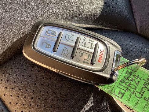 Used 2024 Chrysler Pacifica Select image 39