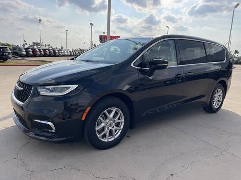 Used 2024 Chrysler Pacifica Touring-L image 5