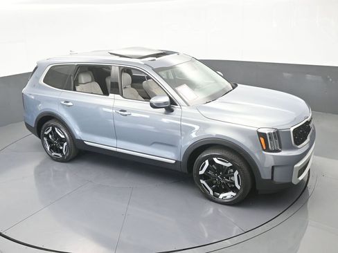 Used 2024 Kia Telluride EX w/ EX Captain's Chair Package image 60