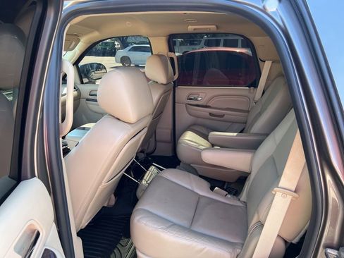 Used 2011 Cadillac Escalade 2WD image 7