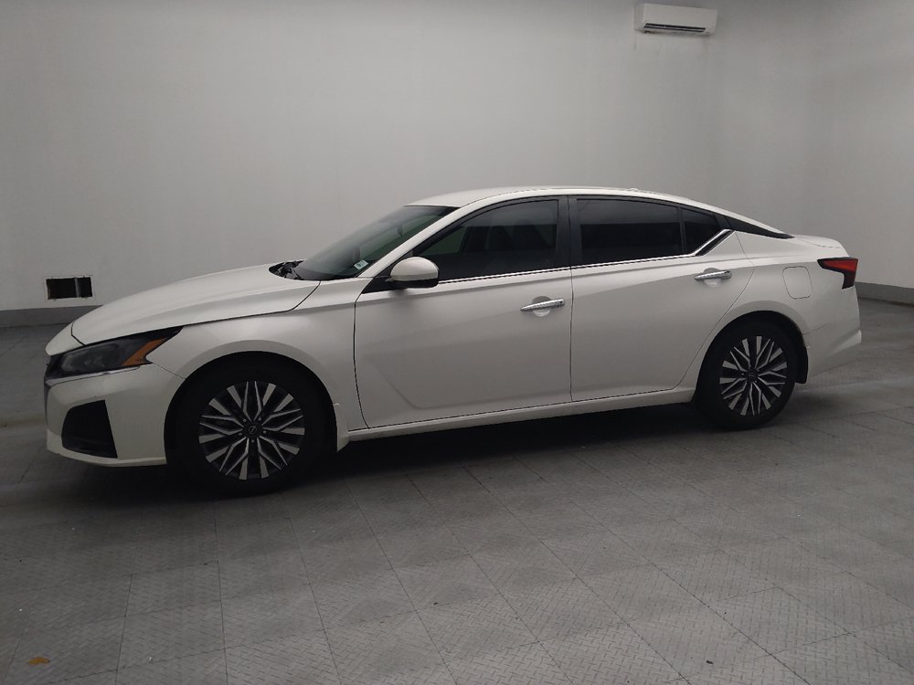Used 2023 Nissan Altima 2.5 SV FWD image 2