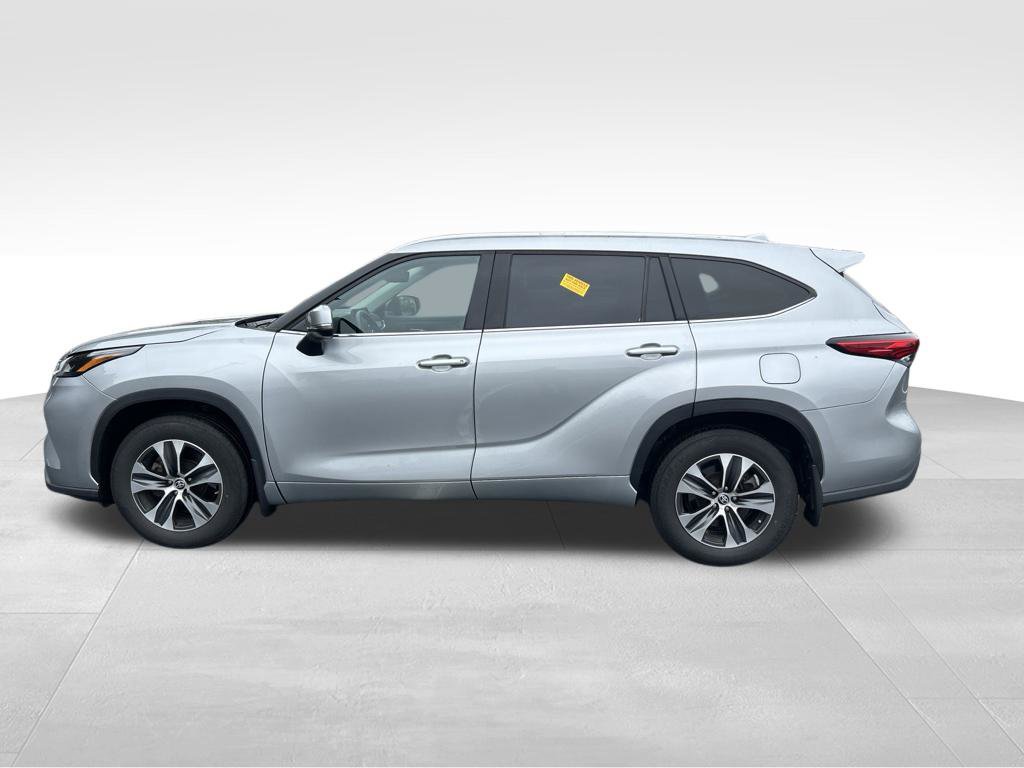 Used 2022 Toyota Highlander XLE AWD/4WD image 2