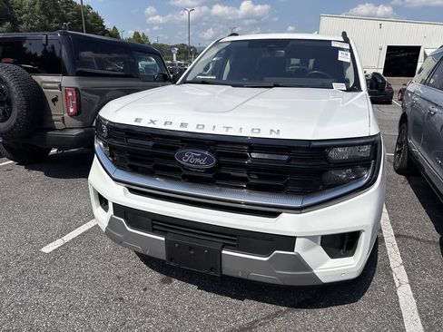Used 2025 Ford Expedition Platinum w/ Driver's Package AWD/4WD image 6