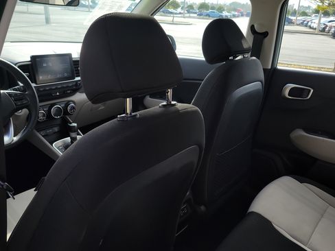 Used 2025 Hyundai Venue SEL image 13