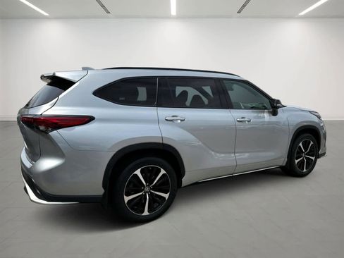 Used 2022 Toyota Highlander XSE AWD/4WD image 4