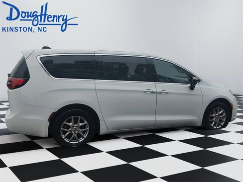Used 2024 Chrysler Pacifica Touring-L image 6