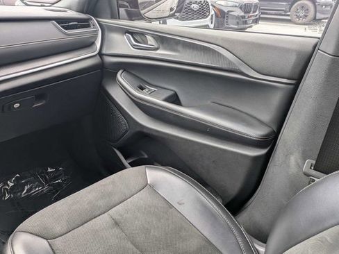 Used 2023 Jeep Grand Cherokee L Laredo AWD/4WD image 19