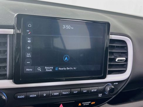 Used 2024 Hyundai Venue Limited FWD image 13