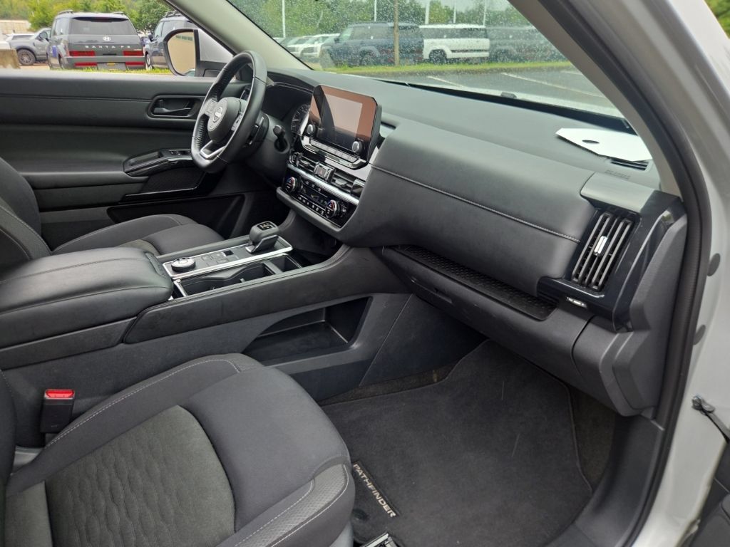 Used 2024 Nissan Pathfinder SV AWD/4WD image 17