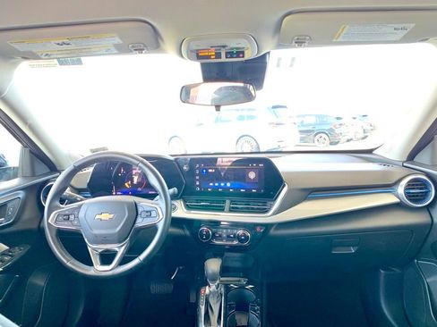 Used 2025 Chevrolet Trax LT w/ LT Convenience Package FWD image 17
