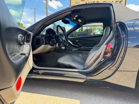 Used 2004 Chevrolet Corvette Convertible w/ Preferred Equipment Group RWD image 12