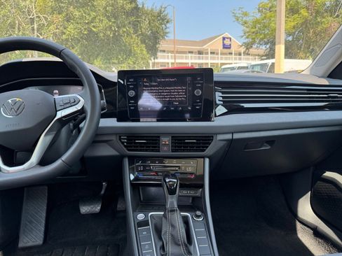 Used 2025 Volkswagen Jetta SE image 18