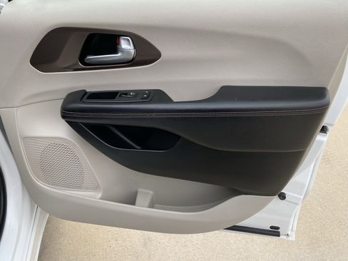 Used 2017 Chrysler Pacifica Touring-L image 5