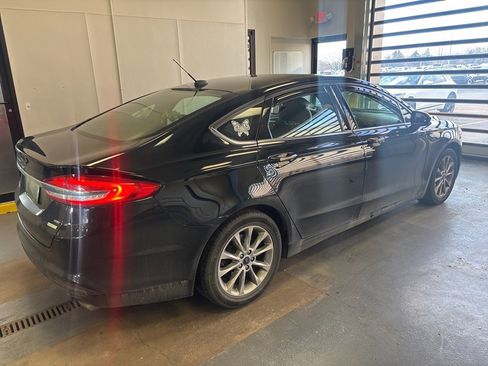 Used 2017 Ford Fusion SE image 4