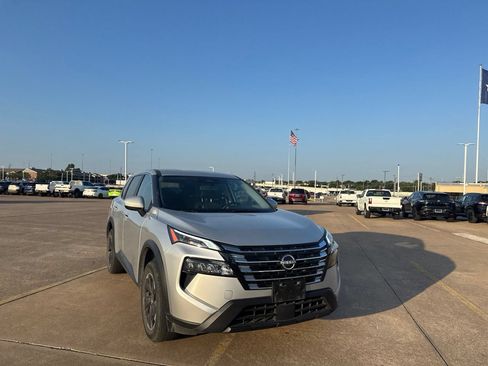 Certified 2025 Nissan Rogue SV FWD image 3
