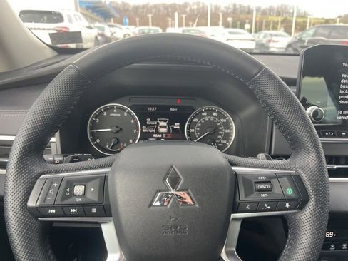 Used 2023 Mitsubishi Outlander SE image 11