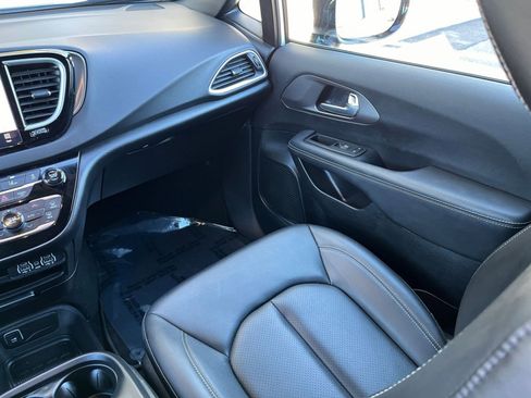 Used 2025 Chrysler Pacifica Select image 33