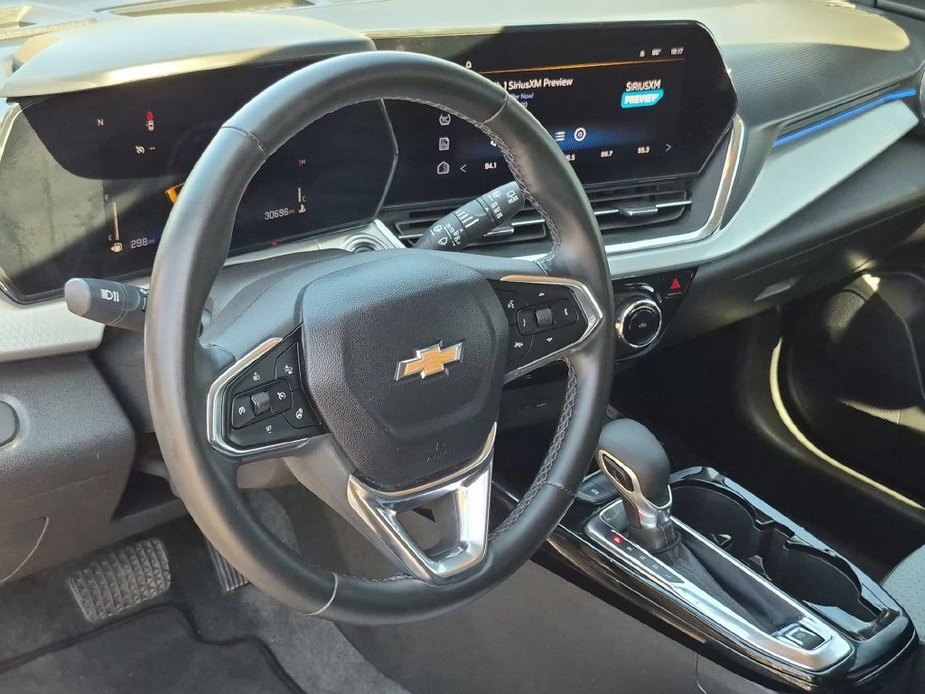 Used 2025 Chevrolet Trax LT w/ LT Convenience Package FWD image 12