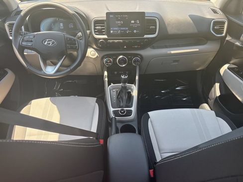 Used 2025 Hyundai Venue SEL FWD image 17