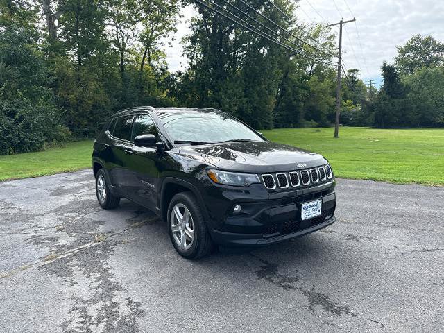 Used 2024 Jeep Compass Latitude AWD/4WD image 3