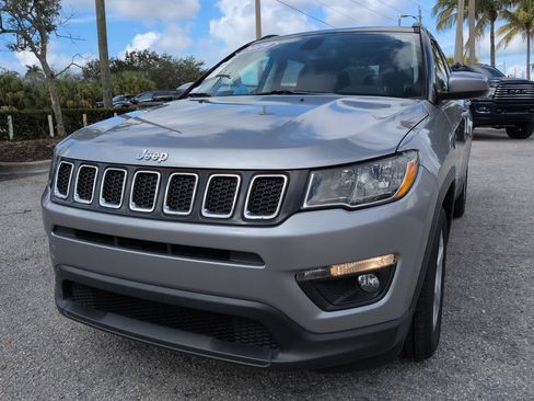 Used 2019 Jeep Compass Latitude FWD image 9