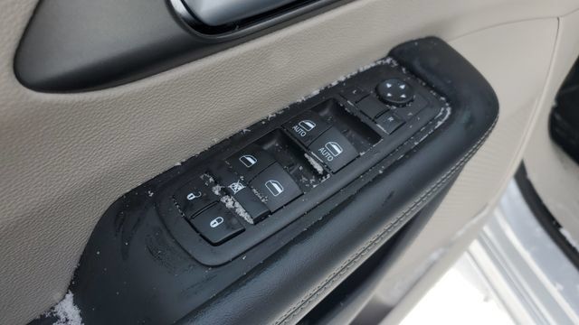 Used 2024 Chrysler Pacifica Touring-L FWD image 7