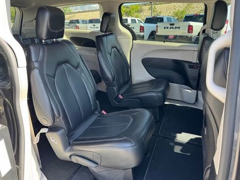 Used 2023 Chrysler Pacifica Touring-L FWD image 16
