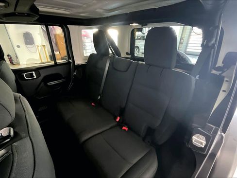 Used 2018 Jeep Wrangler Unlimited Sport S image 25