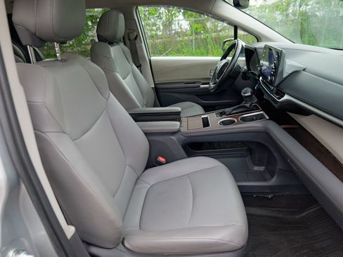 Used 2023 Toyota Sienna XLE FWD image 35
