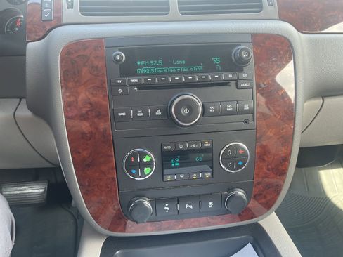 Used 2013 Chevrolet Suburban LT RWD image 8