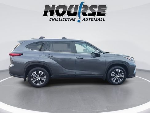 Used 2023 Toyota Highlander XLE image 9