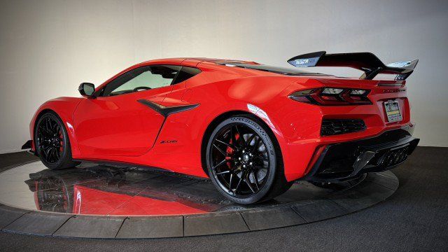 Used 2024 Chevrolet Corvette Z06 w/ Z07 Performance Package RWD image 3