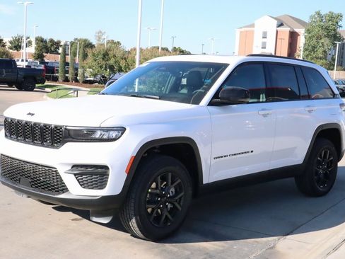 New 2025 Jeep Grand Cherokee Altitude image 10
