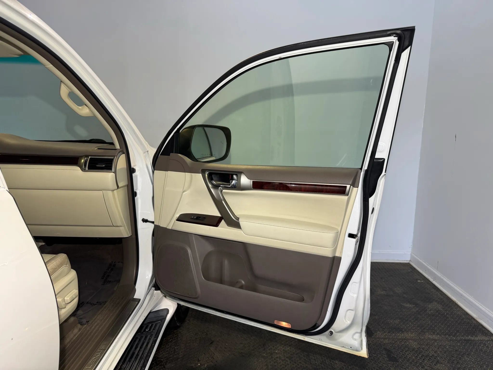 Used 2015 Lexus GX 460 w/ Premium Package AWD/4WD image 25
