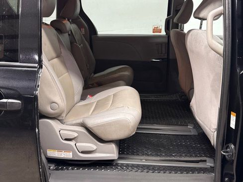 Used 2020 Toyota Sienna L image 26