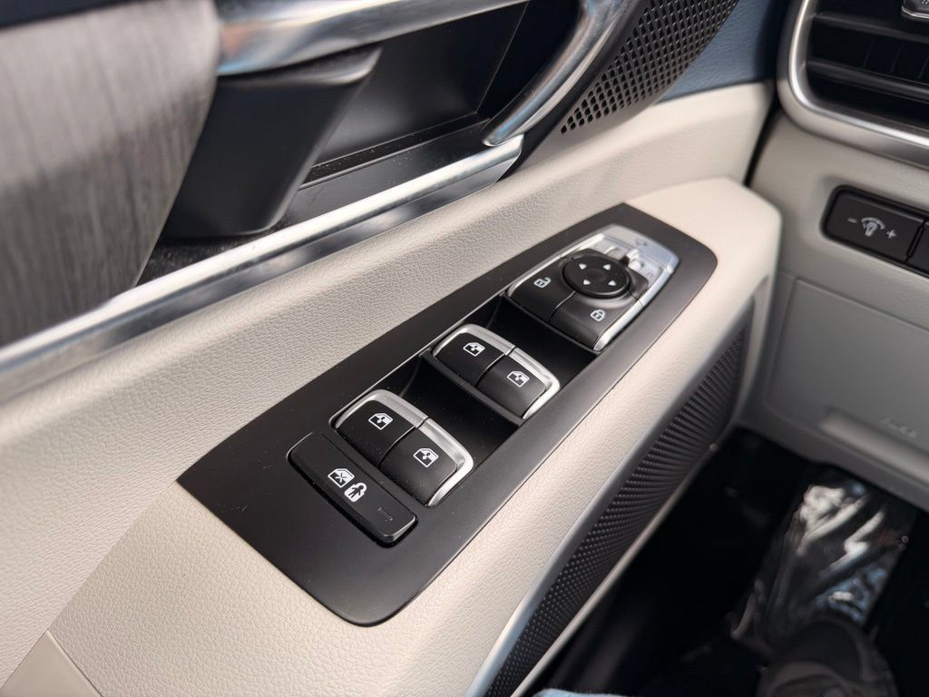 Used 2024 Kia Telluride EX w/ EX Captain's Chair Package FWD image 24