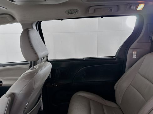 Used 2017 Toyota Sienna Limited Premium image 32